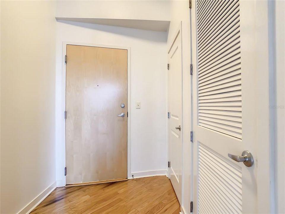 For Sale: $184,900 (1 beds, 1 baths, 729 Square Feet)