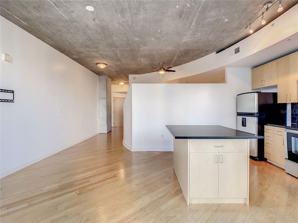 For Sale: $184,900 (1 beds, 1 baths, 729 Square Feet)