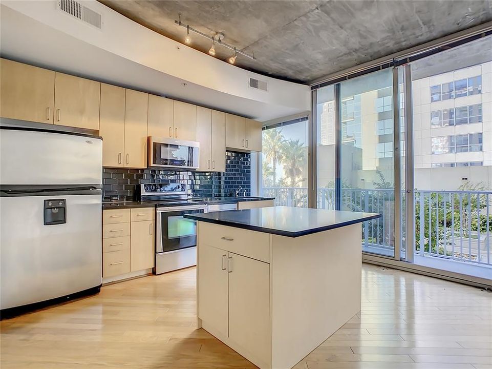 For Sale: $184,900 (1 beds, 1 baths, 729 Square Feet)