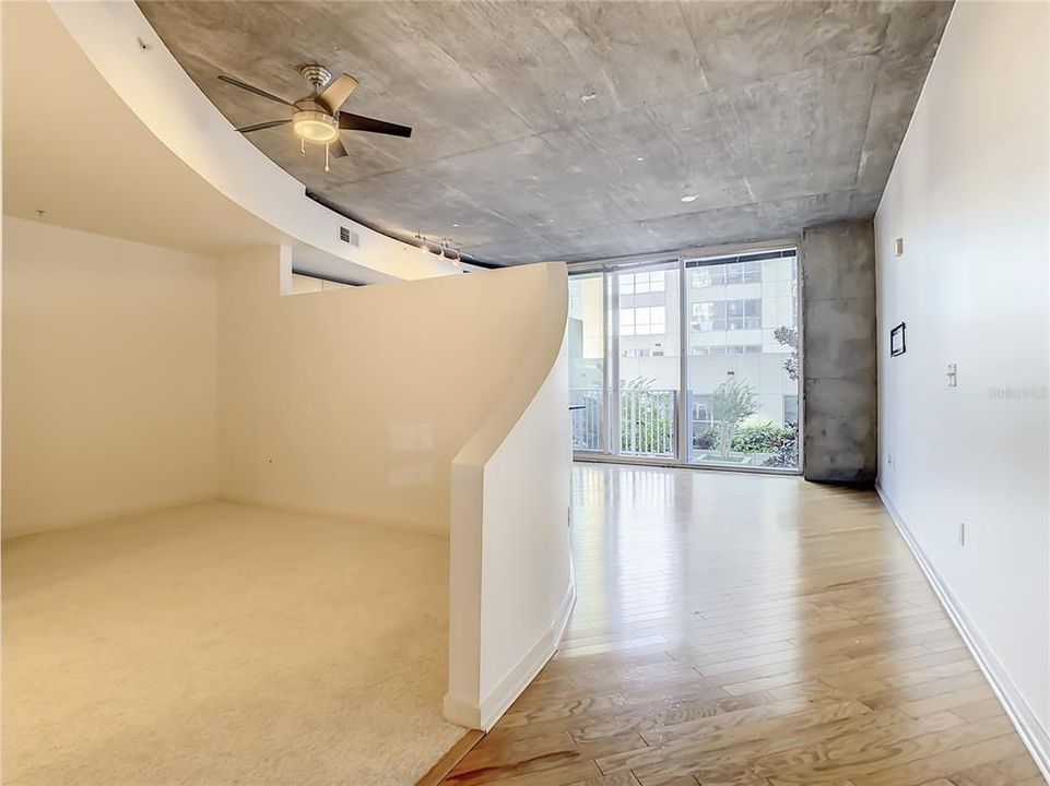 For Sale: $184,900 (1 beds, 1 baths, 729 Square Feet)