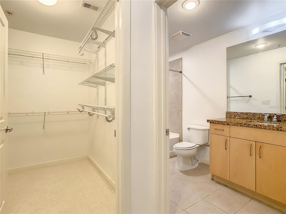 For Sale: $184,900 (1 beds, 1 baths, 729 Square Feet)