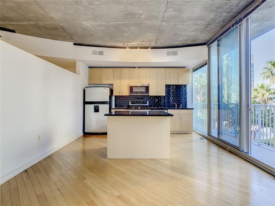 For Sale: $184,900 (1 beds, 1 baths, 729 Square Feet)