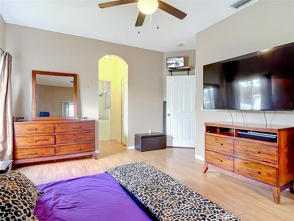 En Venta: $629,900 (4 camas, 3 baños, 2258 Pies cuadrados)