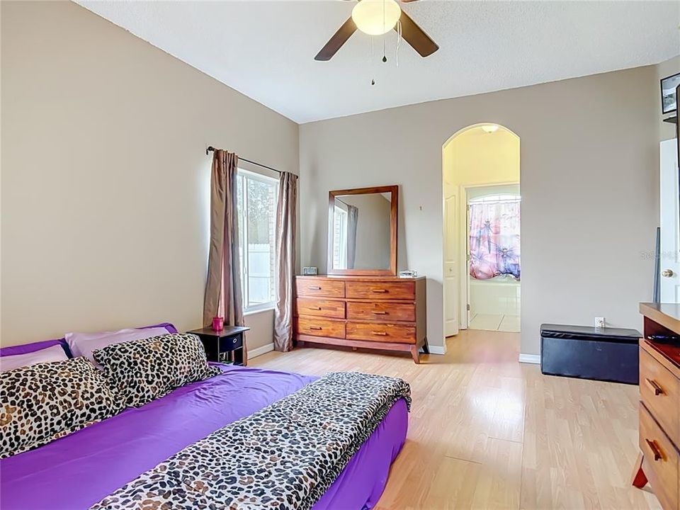 En Venta: $629,900 (4 camas, 3 baños, 2258 Pies cuadrados)