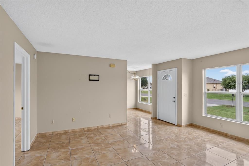 Active With Contract: $216,900 (3 beds, 2 baths, 1072 Square Feet)