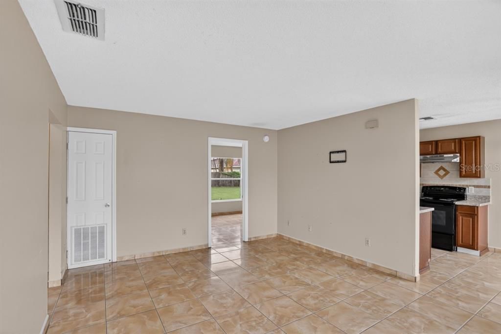 Active With Contract: $216,900 (3 beds, 2 baths, 1072 Square Feet)