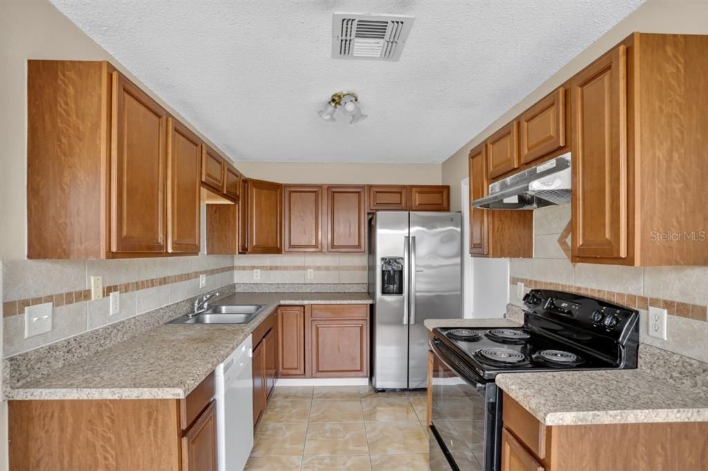 Active With Contract: $216,900 (3 beds, 2 baths, 1072 Square Feet)
