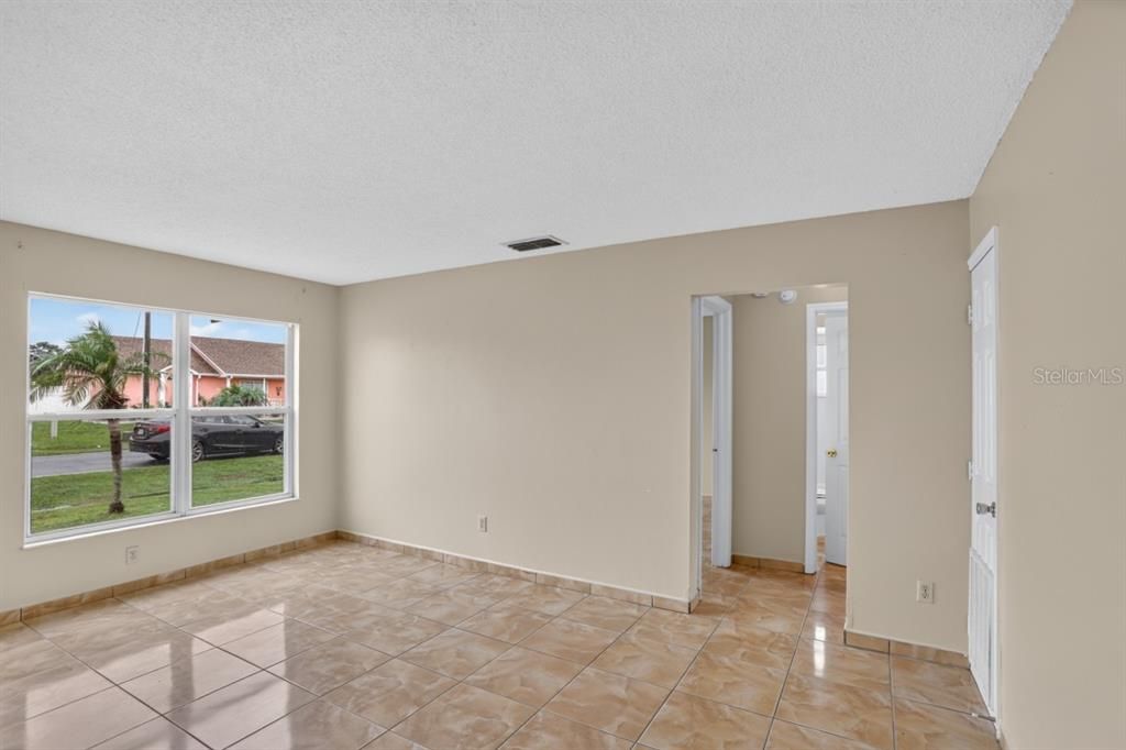 Active With Contract: $216,900 (3 beds, 2 baths, 1072 Square Feet)