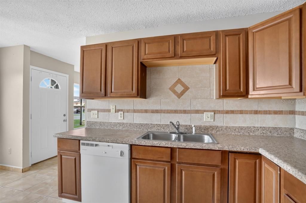 Active With Contract: $216,900 (3 beds, 2 baths, 1072 Square Feet)