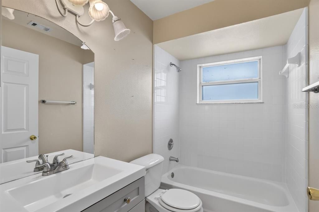 Active With Contract: $216,900 (3 beds, 2 baths, 1072 Square Feet)