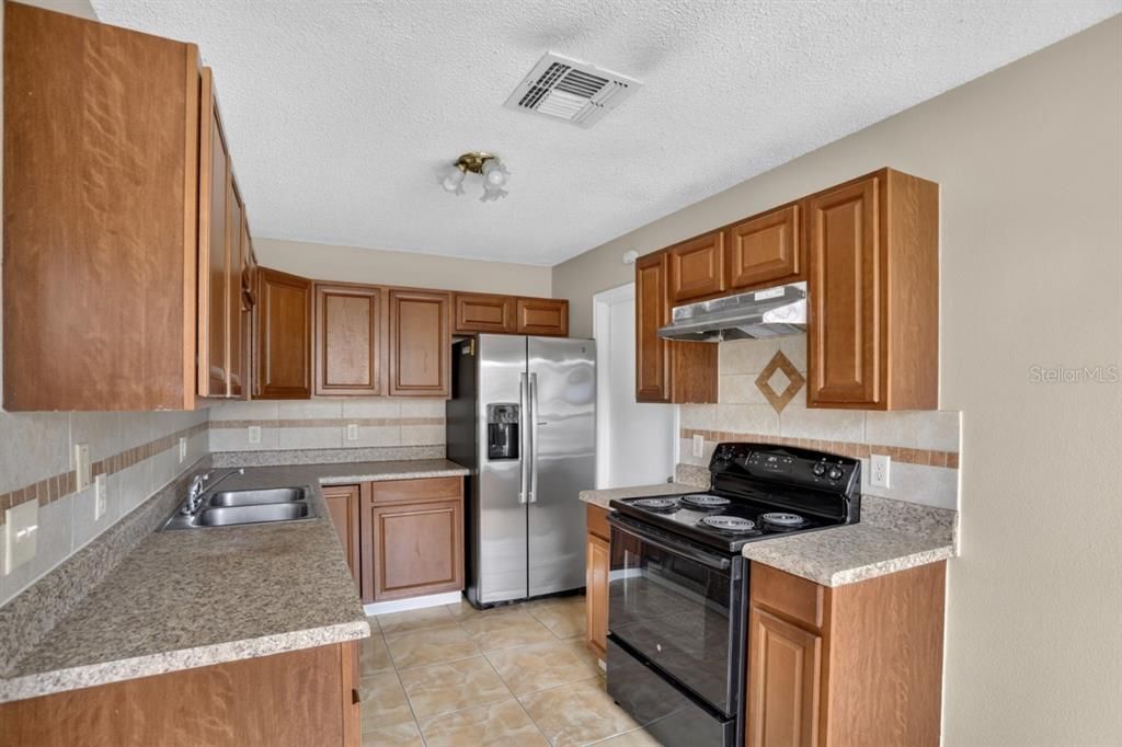 Active With Contract: $216,900 (3 beds, 2 baths, 1072 Square Feet)