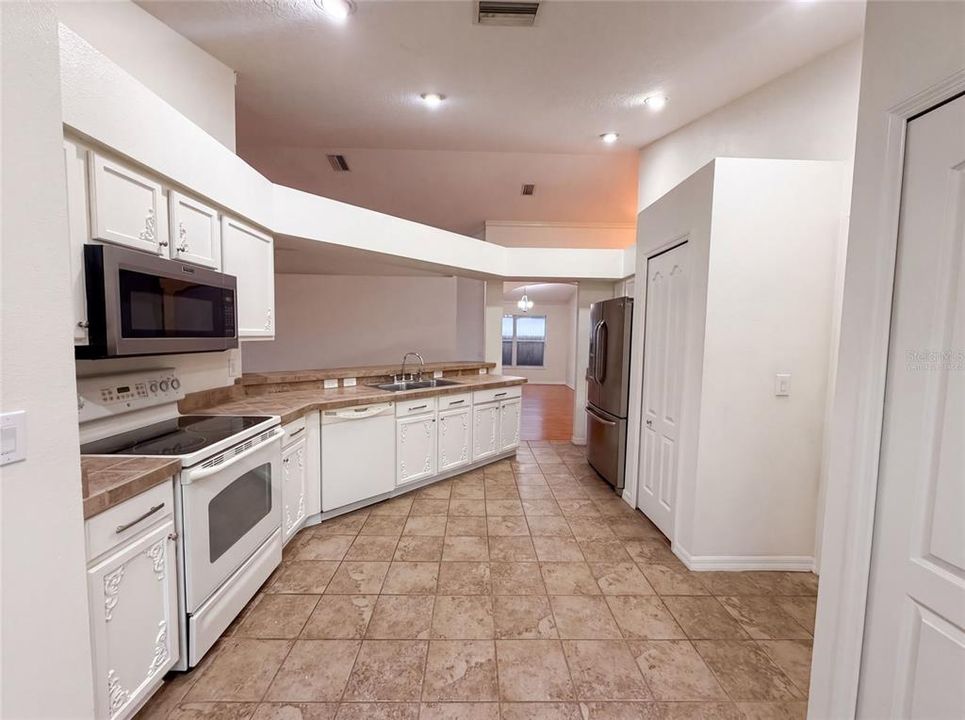 Activo con contrato: $305,000 (4 camas, 2 baños, 1808 Pies cuadrados)