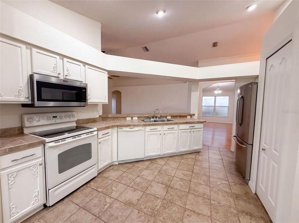 Activo con contrato: $305,000 (4 camas, 2 baños, 1808 Pies cuadrados)