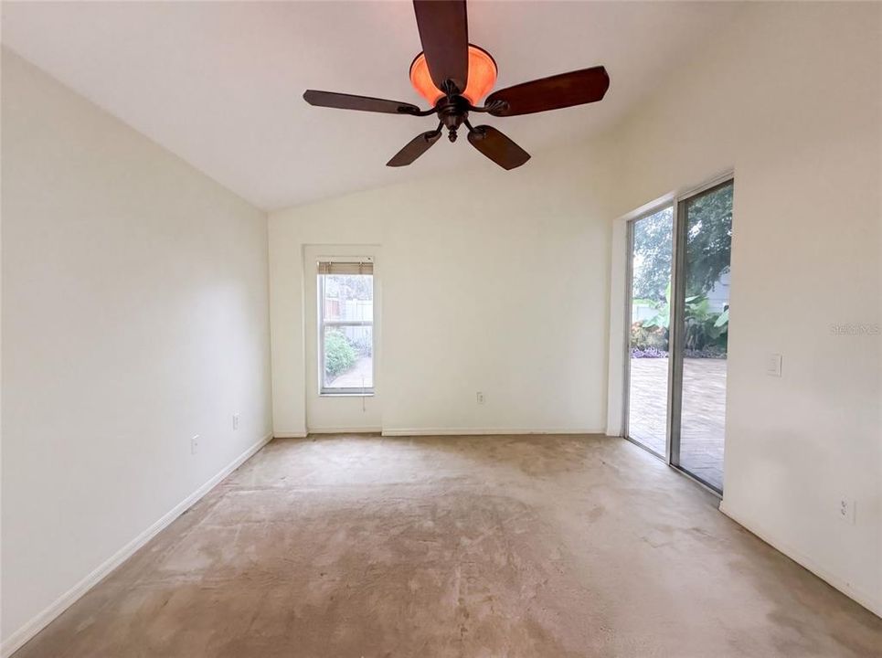 Activo con contrato: $305,000 (4 camas, 2 baños, 1808 Pies cuadrados)