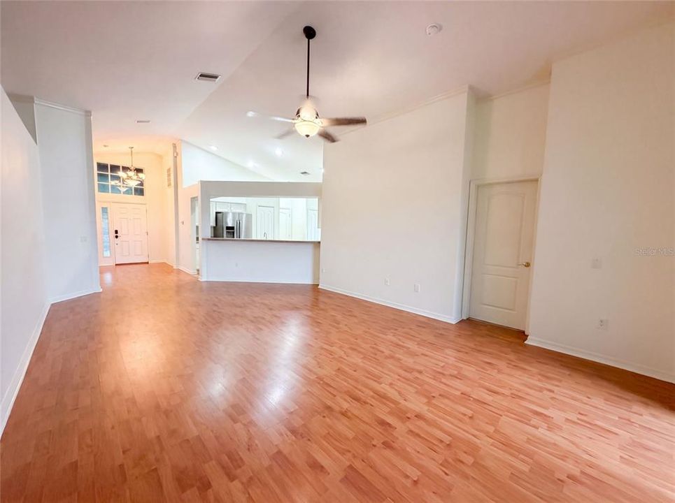 Activo con contrato: $305,000 (4 camas, 2 baños, 1808 Pies cuadrados)