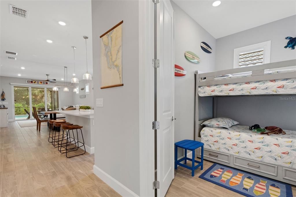 Activo con contrato: $575,000 (2 camas, 2 baños, 1405 Pies cuadrados)