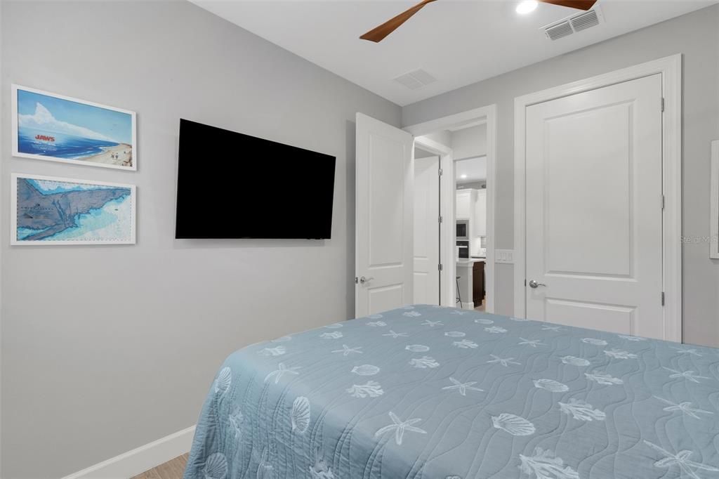 Activo con contrato: $575,000 (2 camas, 2 baños, 1405 Pies cuadrados)