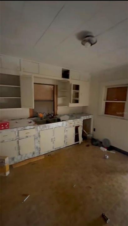 For Sale: $125,000 (2 beds, 1 baths, 768 Square Feet)