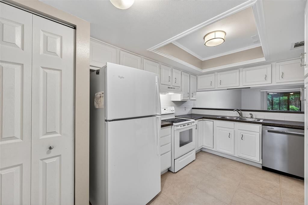 For Rent: $1,650 (2 beds, 2 baths, 976 Square Feet)