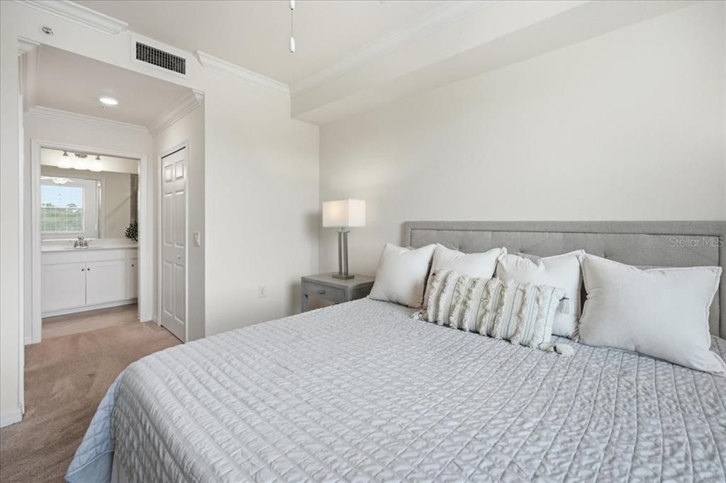 For Sale: $290,000 (2 beds, 2 baths, 1121 Square Feet)