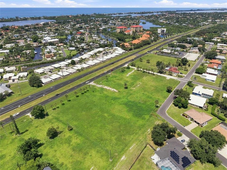 На продажу: $2,850,000 (4.18 acres)