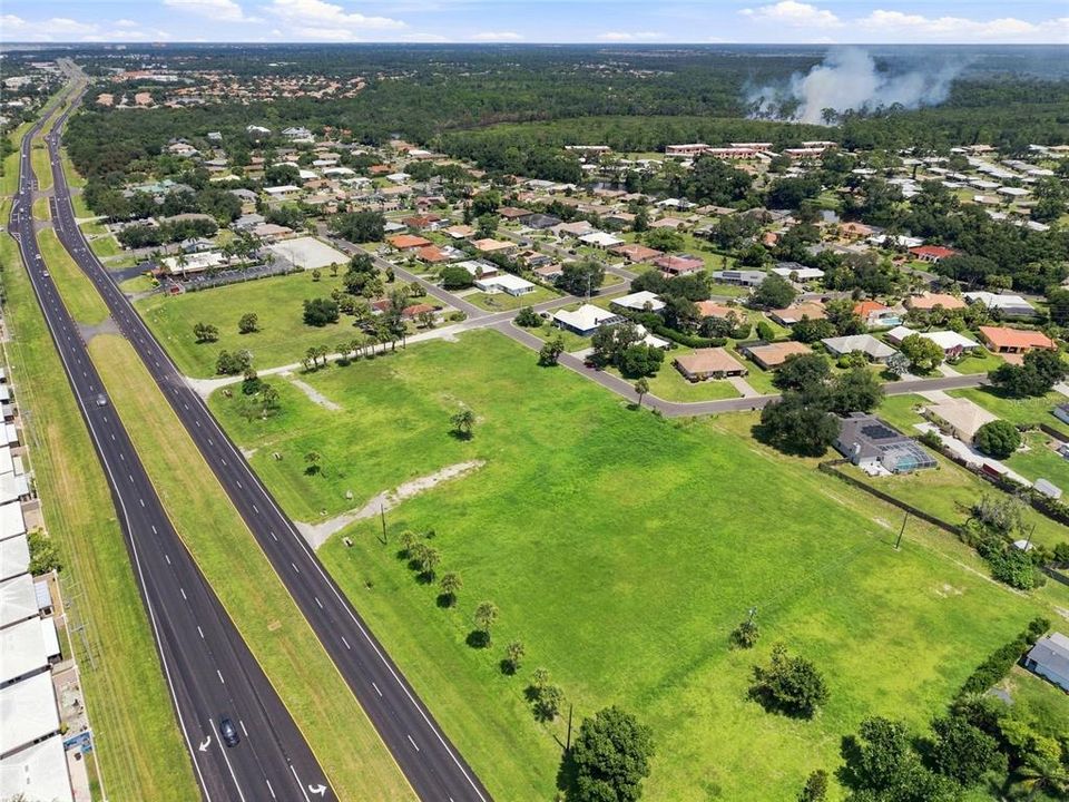На продажу: $2,850,000 (4.18 acres)