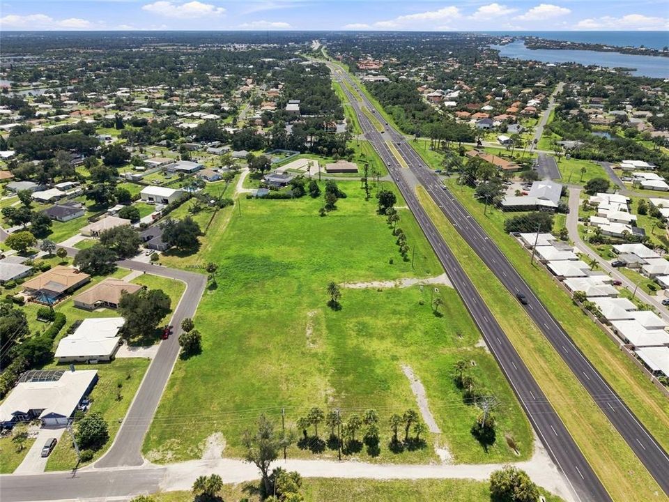 На продажу: $2,850,000 (4.18 acres)