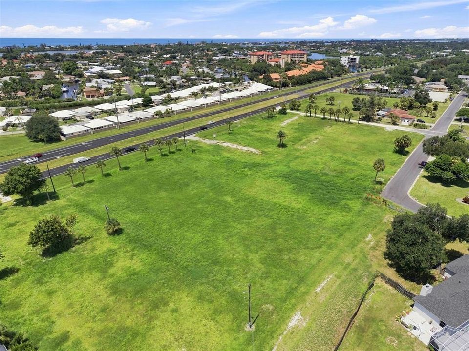 На продажу: $2,850,000 (4.18 acres)