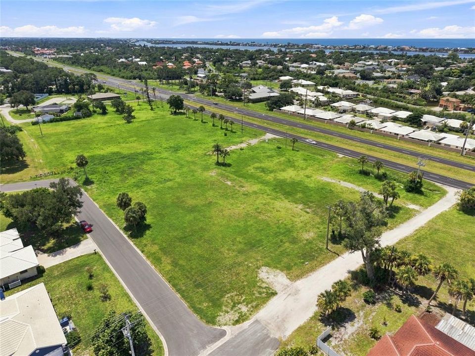 На продажу: $2,850,000 (4.18 acres)