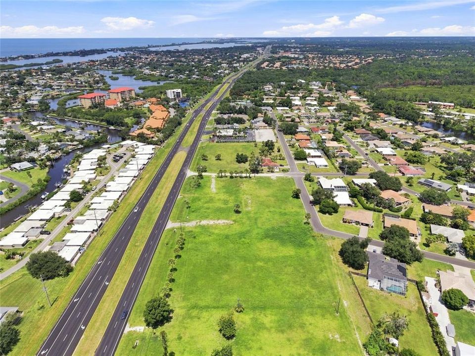На продажу: $2,850,000 (4.18 acres)