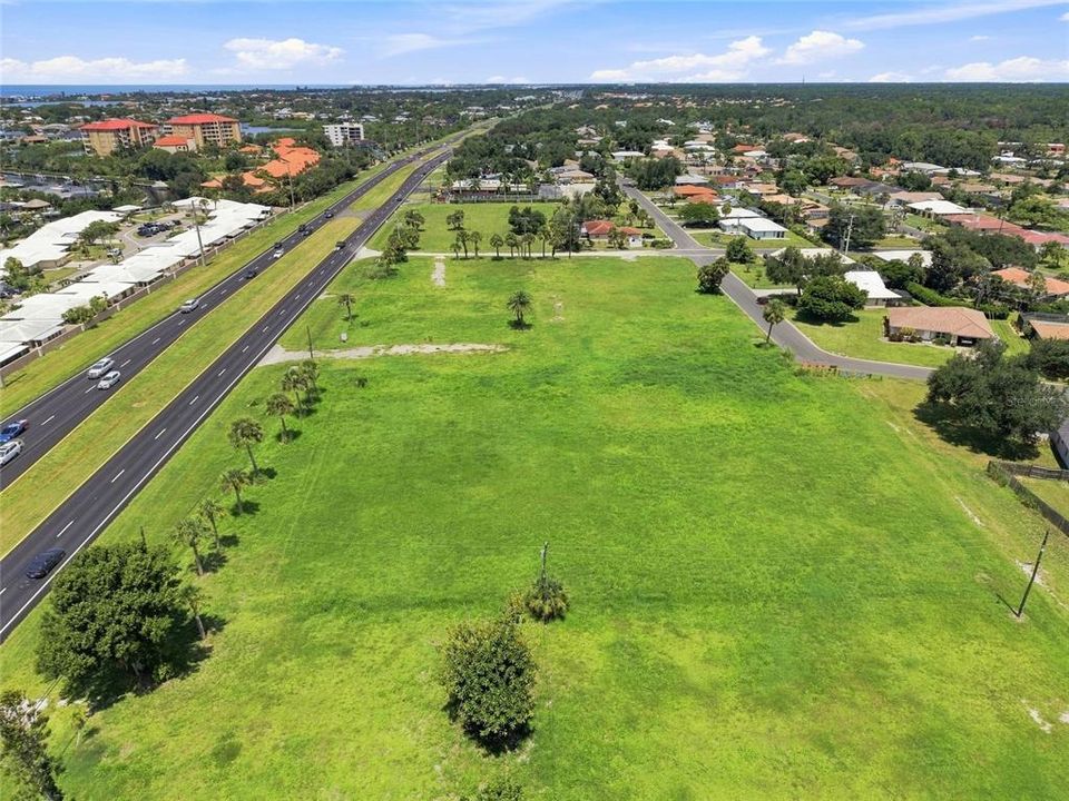 На продажу: $2,850,000 (4.18 acres)