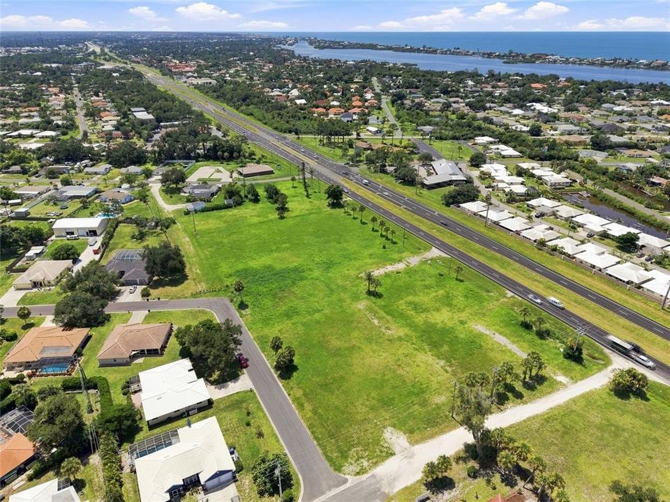 На продажу: $2,850,000 (4.18 acres)