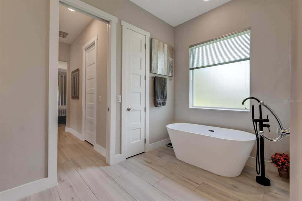 For Sale: $800,000 (4 beds, 3 baths, 2826 Square Feet)