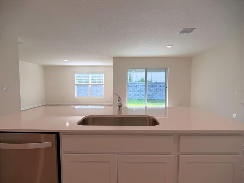 For Rent: $2,350 (4 beds, 2 baths, 1828 Square Feet)