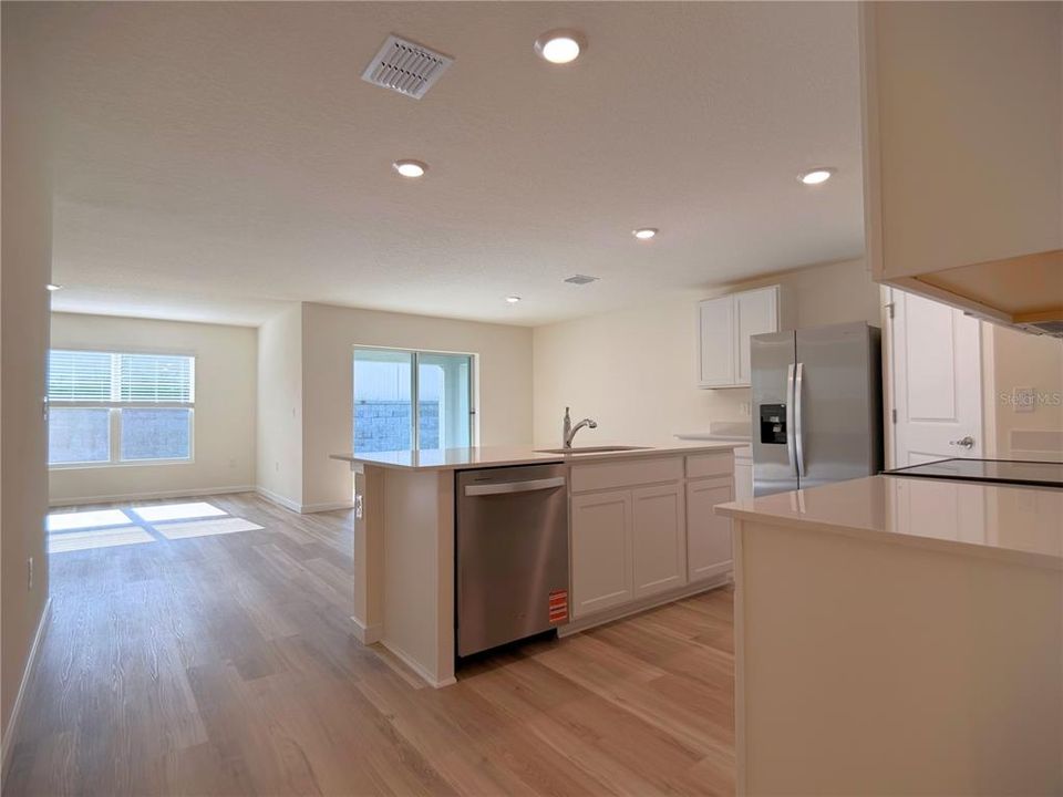 For Rent: $2,350 (4 beds, 2 baths, 1828 Square Feet)