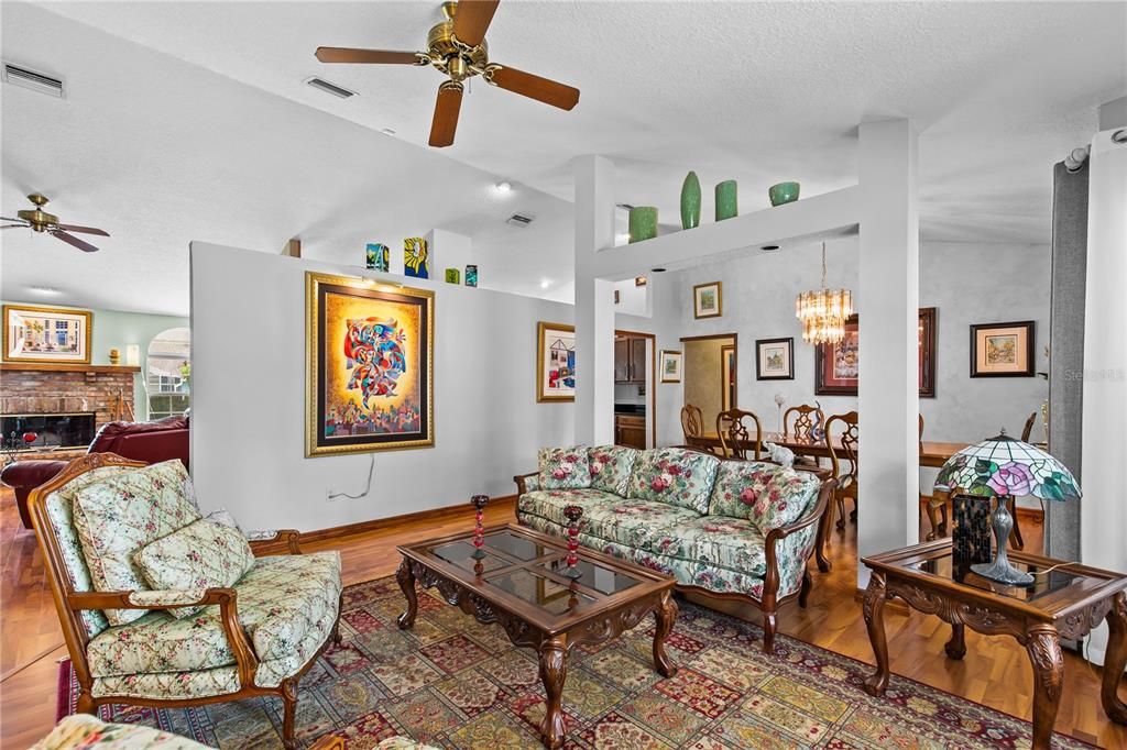 En Venta: $594,000 (4 camas, 2 baños, 2201 Pies cuadrados)