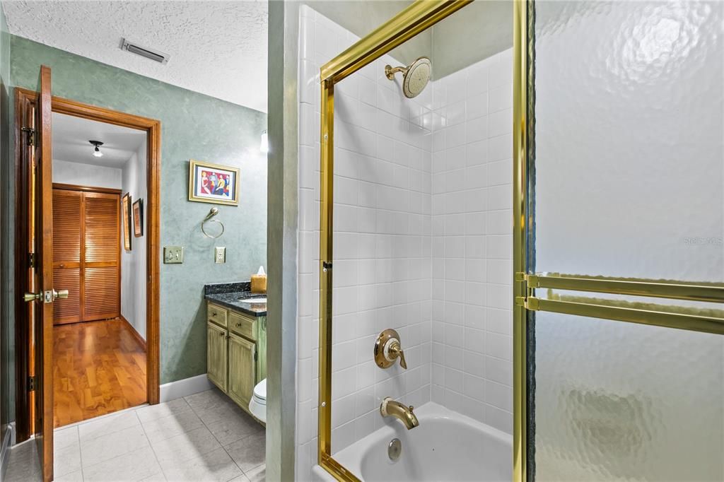 En Venta: $594,000 (4 camas, 2 baños, 2201 Pies cuadrados)