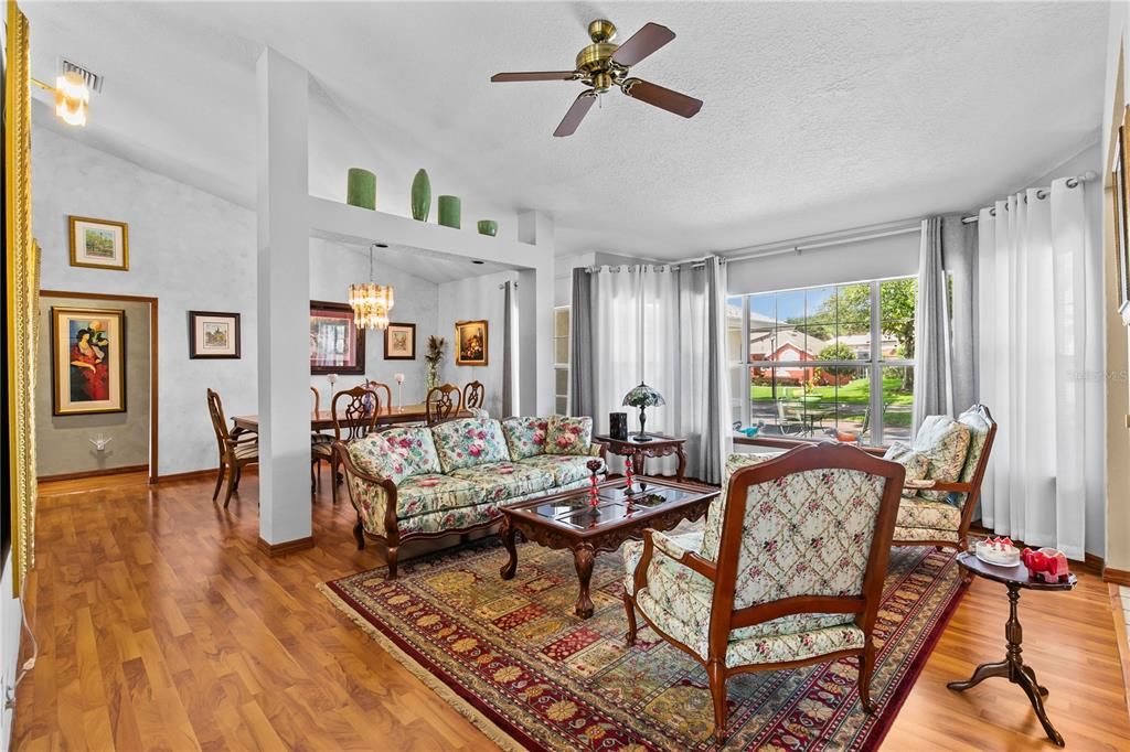En Venta: $594,000 (4 camas, 2 baños, 2201 Pies cuadrados)