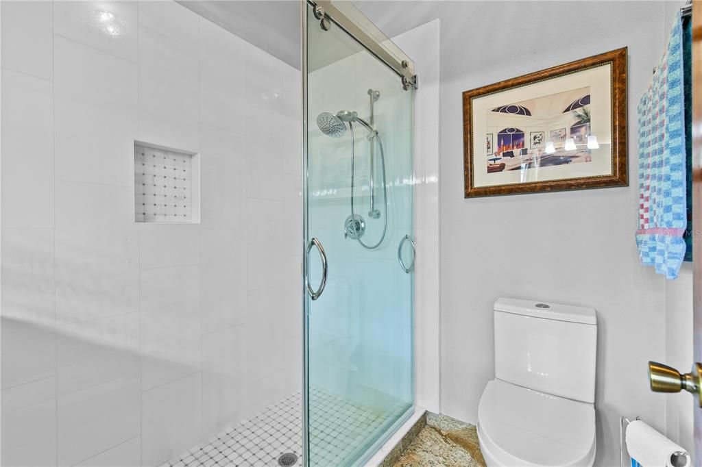 En Venta: $594,000 (4 camas, 2 baños, 2201 Pies cuadrados)