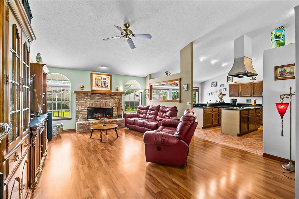 En Venta: $594,000 (4 camas, 2 baños, 2201 Pies cuadrados)