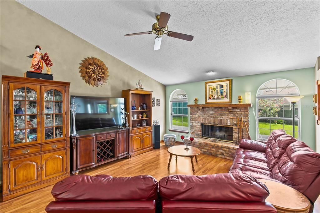 En Venta: $594,000 (4 camas, 2 baños, 2201 Pies cuadrados)