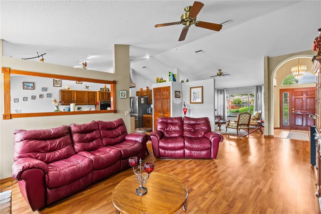 En Venta: $594,000 (4 camas, 2 baños, 2201 Pies cuadrados)
