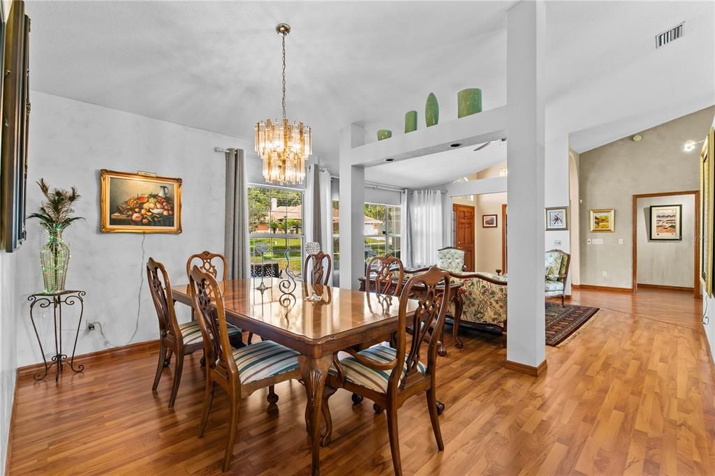 En Venta: $594,000 (4 camas, 2 baños, 2201 Pies cuadrados)