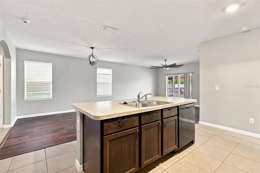 Activo con contrato: $395,000 (5 camas, 3 baños, 2463 Pies cuadrados)