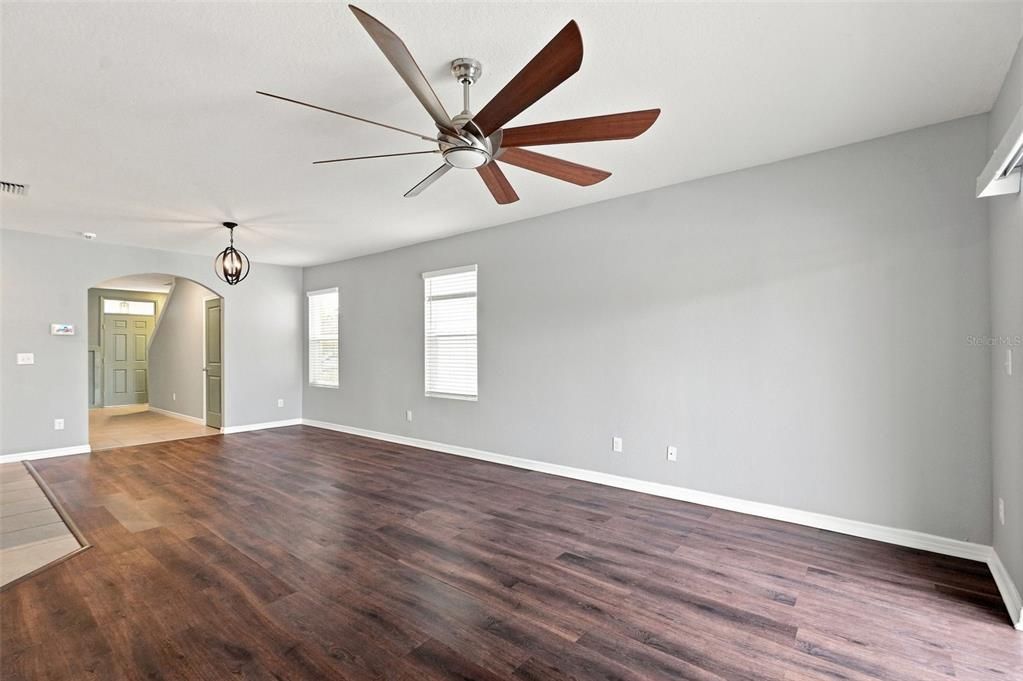 Activo con contrato: $395,000 (5 camas, 3 baños, 2463 Pies cuadrados)