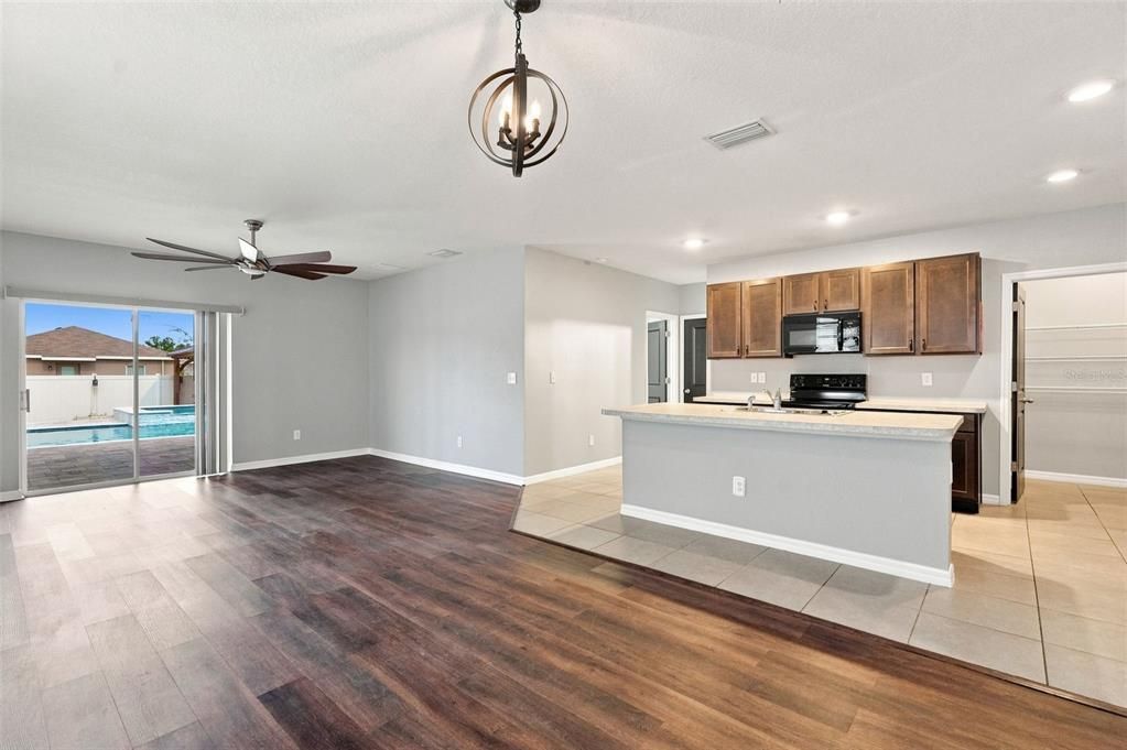 Activo con contrato: $395,000 (5 camas, 3 baños, 2463 Pies cuadrados)