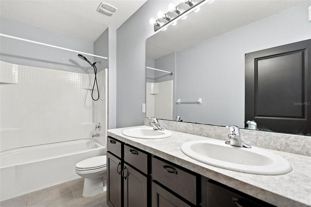 Activo con contrato: $395,000 (5 camas, 3 baños, 2463 Pies cuadrados)