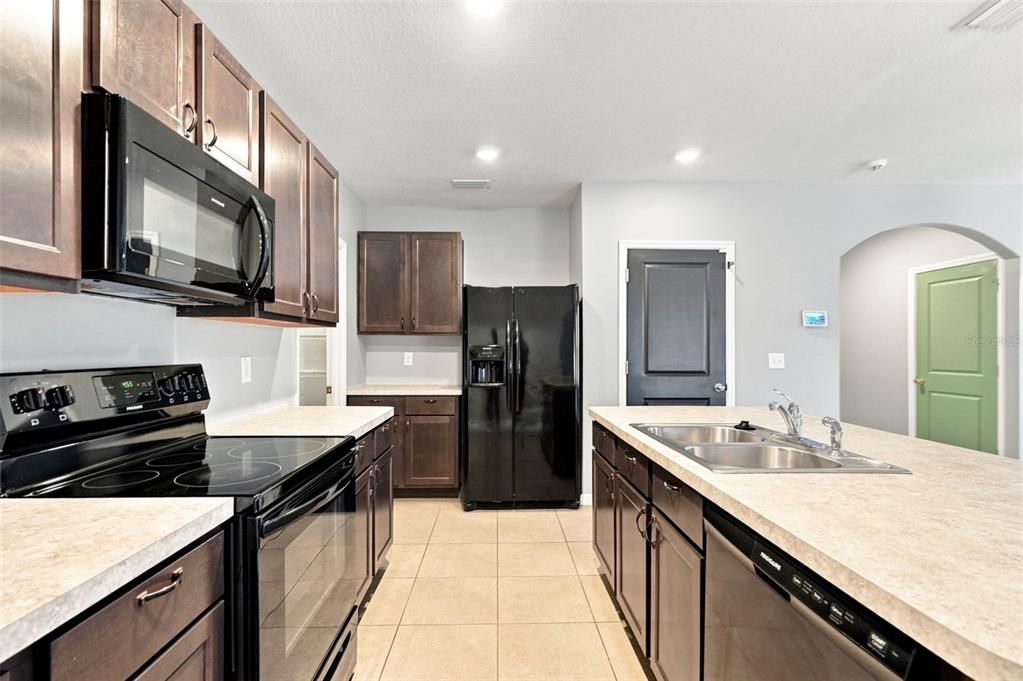 Activo con contrato: $395,000 (5 camas, 3 baños, 2463 Pies cuadrados)