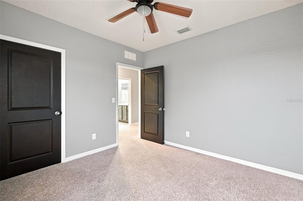Activo con contrato: $395,000 (5 camas, 3 baños, 2463 Pies cuadrados)