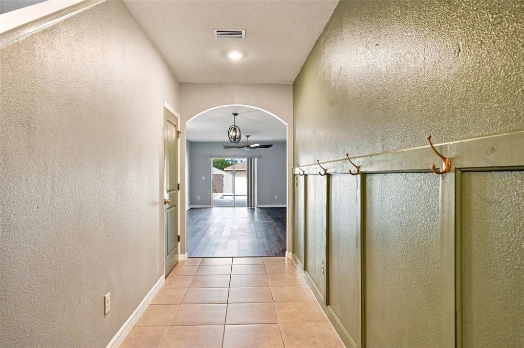 Activo con contrato: $395,000 (5 camas, 3 baños, 2463 Pies cuadrados)